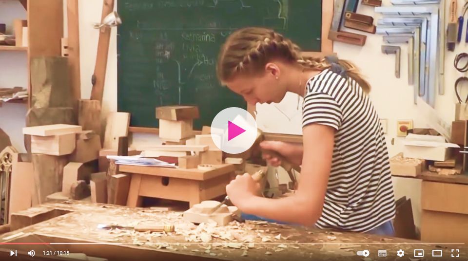 Filmausschnitt: Mädchen in der Holzwerkstatt 