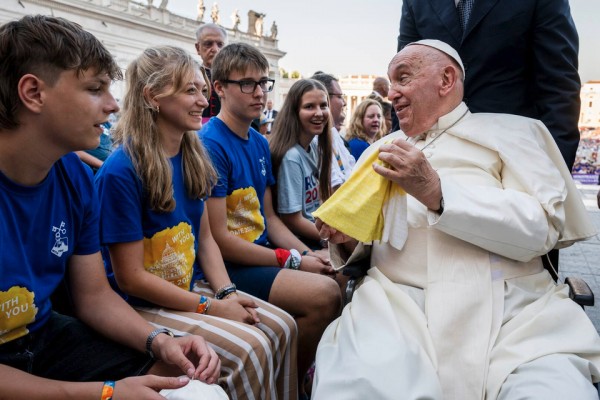 Papst Franziskus redet mit Jugendlichen