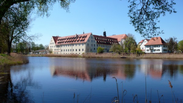Schöner See mit Kloster Wald im Hintergrund