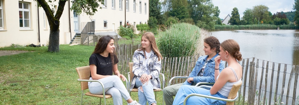 Students in front of Kloster Wald's building