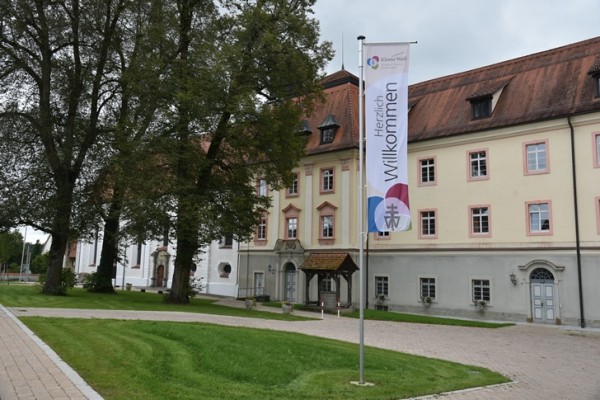 Außenansicht Kloster Wald mit Willkommens-Fahne