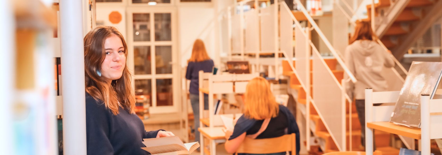 Die Bibliothek von Kloster Wald mit Schülerinnen beim konzentrierten Arbeiten