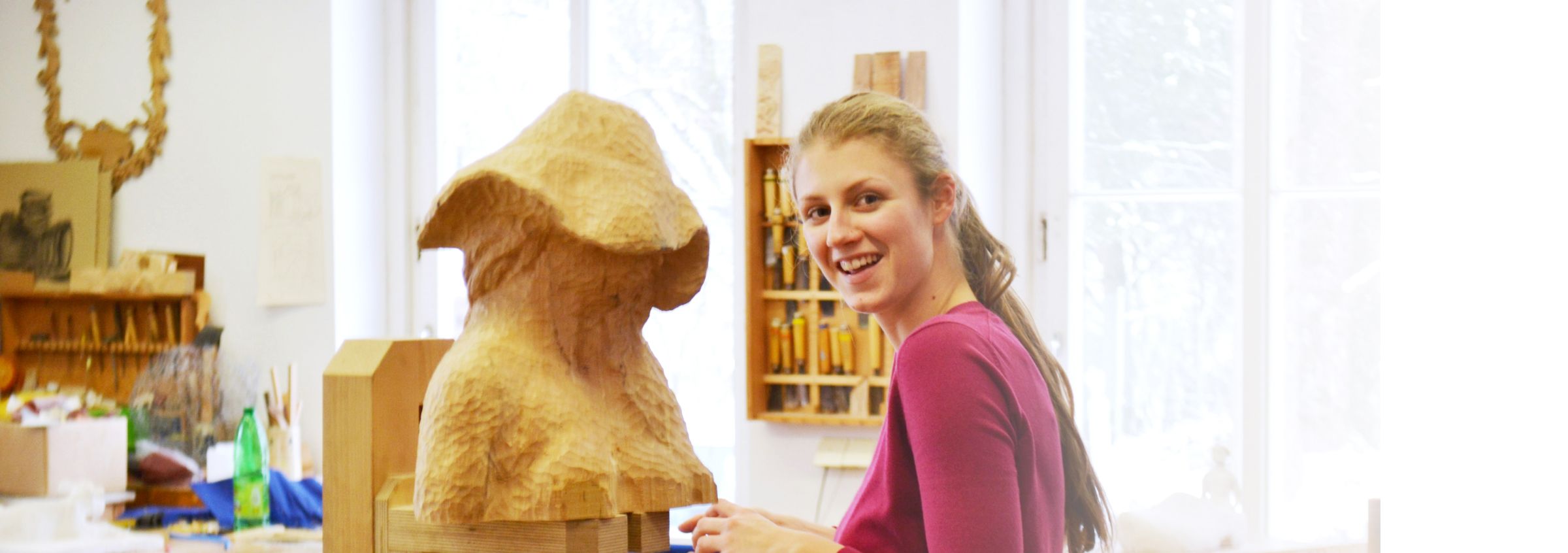 Auszubildende Holzbildhauerin in Kloster Wald mit Ihrem Werk