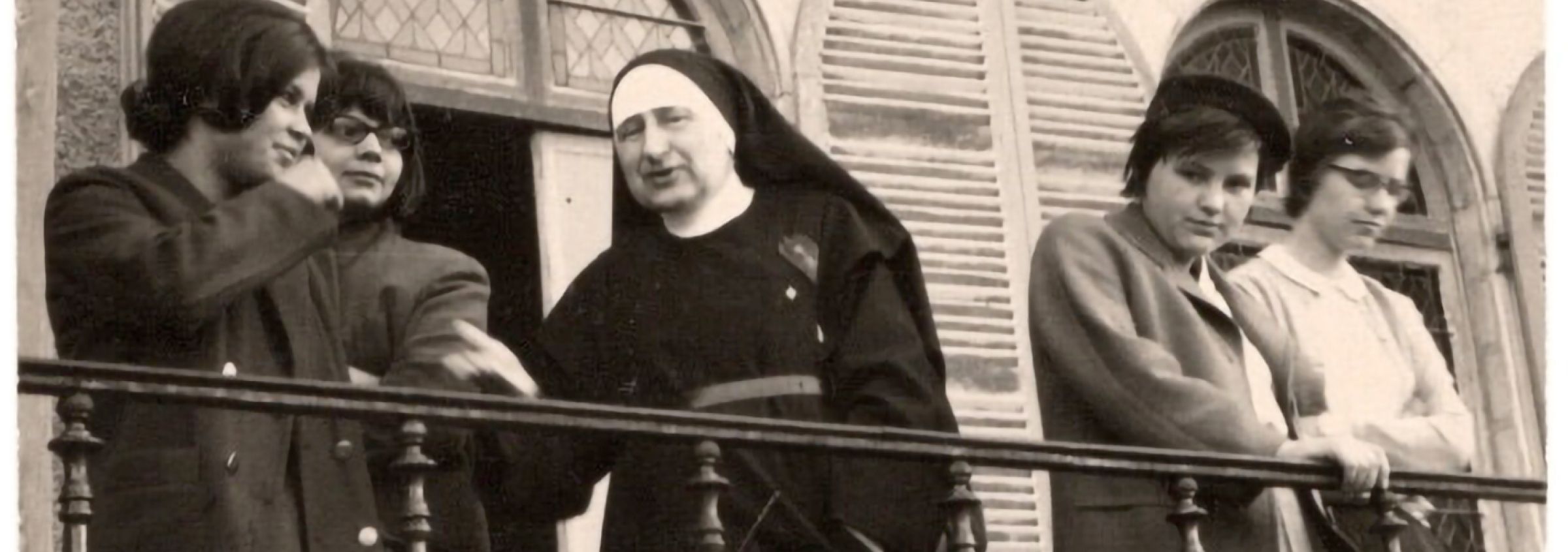 Historische Aufnahmen vom Balkon von Kloster Wald, Schwestern und Schülerinnen