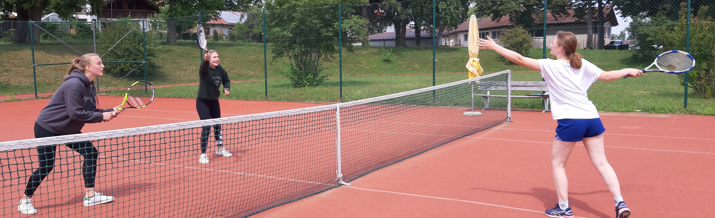 Mädchen beim Tennisspielen