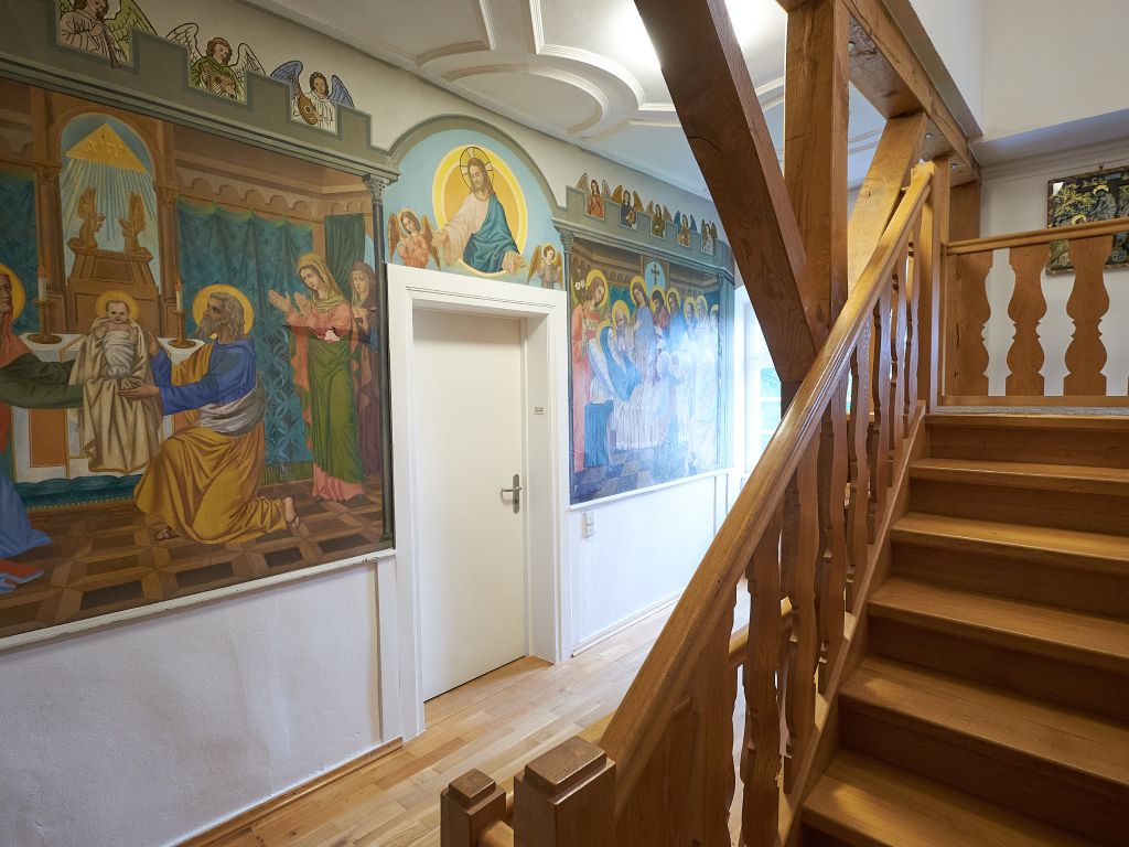 Holz und alte Gemälde im Treppenhaus von Kloster Wald