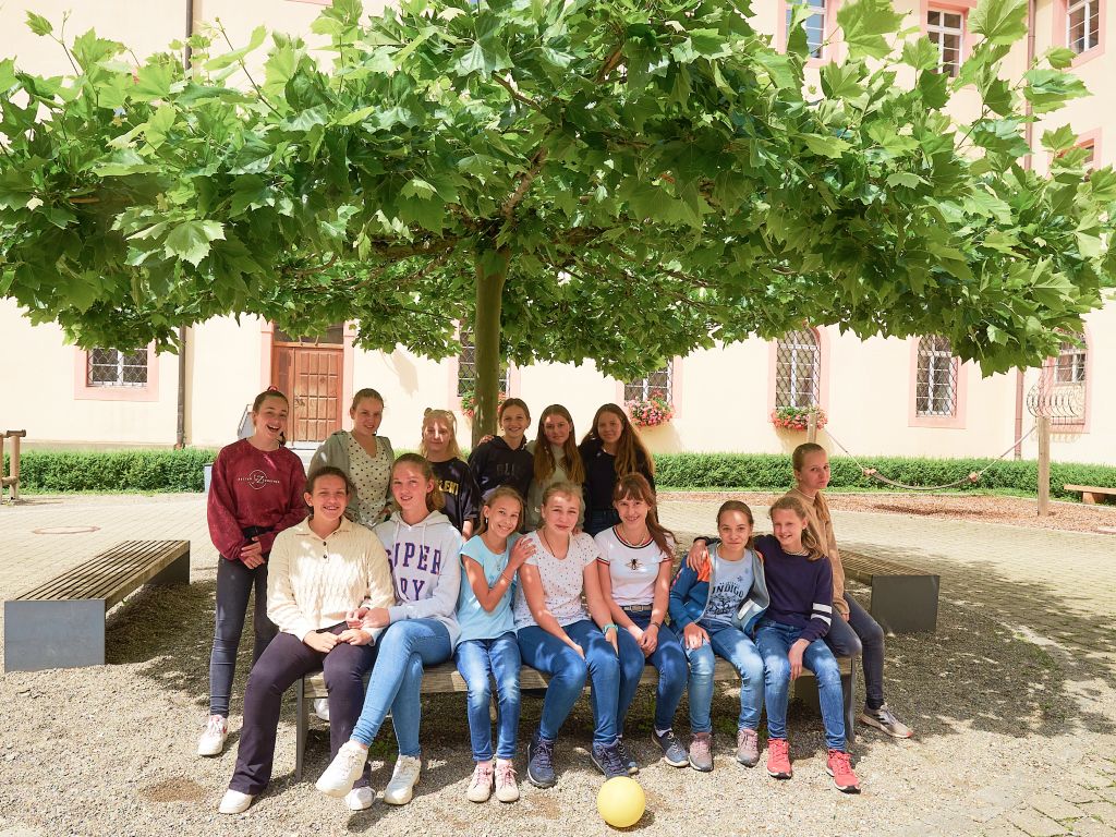 Gruppe fröhlicher Schülerinnen im Klosterhof Gruppe fröhlicher Schülerinnen im Klosterhof